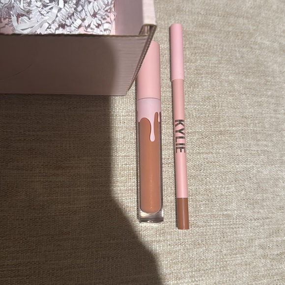 Kylie cosmetics Bare 700 matte brand new unused in the box lip kit. - Picture 2 of 6